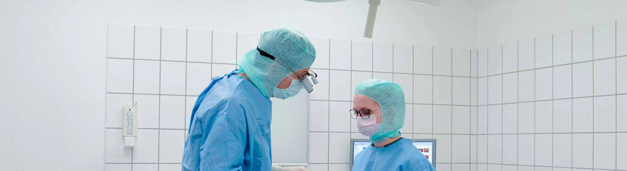 Behandlungsteam im OP-Raum der Praxis
