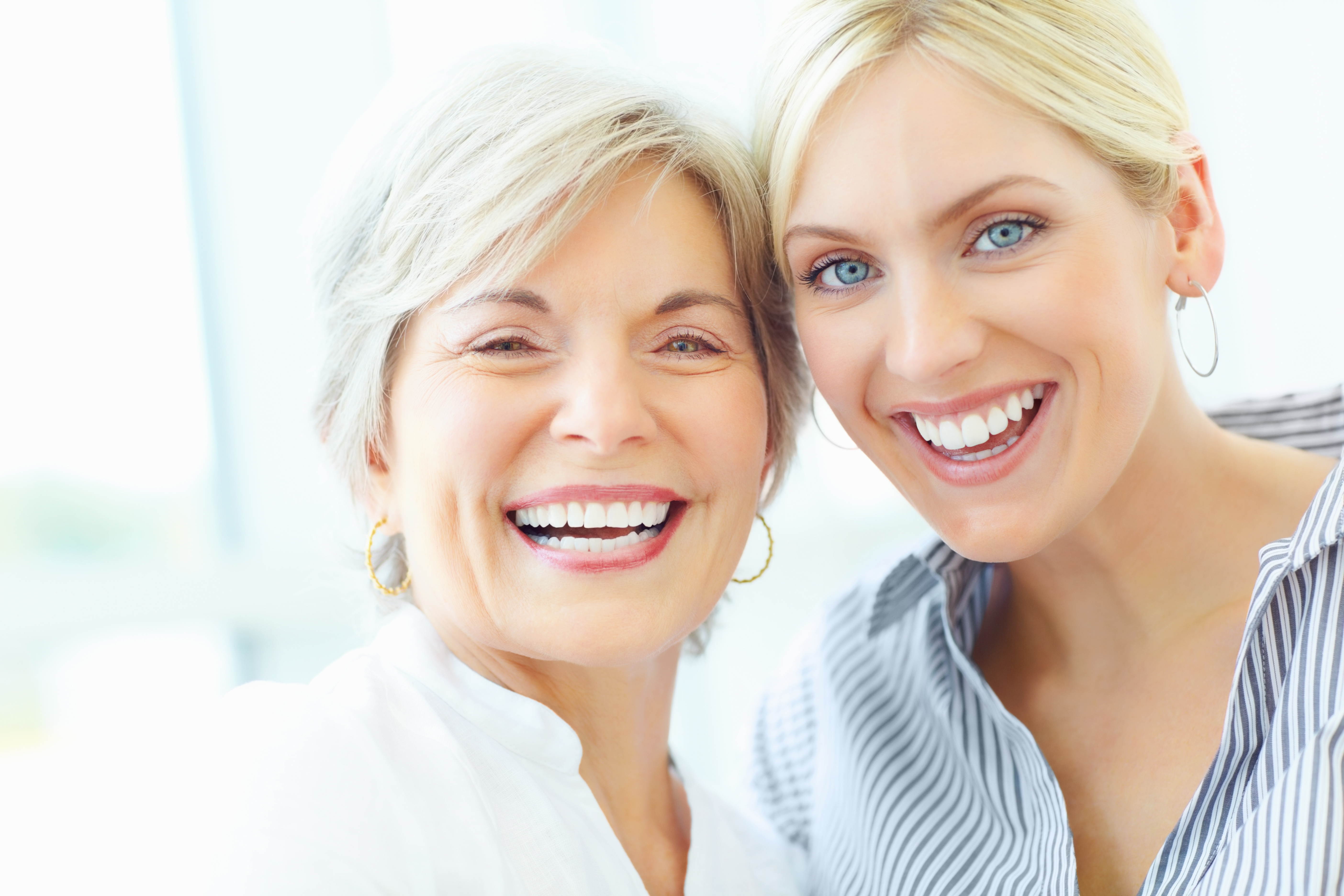 Zwei Frauen lachen